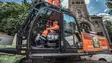 Bauer Resources Mitarbeiter hat mit einem Longfrontbagger ein Wohngebäude in München abgerissen