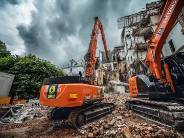 Bauer Resources hat im Münchner Stadtteil Lehel ein marodes Wohngebäude abgerissen
