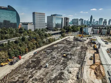 Bauer Resources erstelle eine Baugrube für das Projekt Park Trio auf einem ehemaligen Militärgelände in Frankfurt am Main 